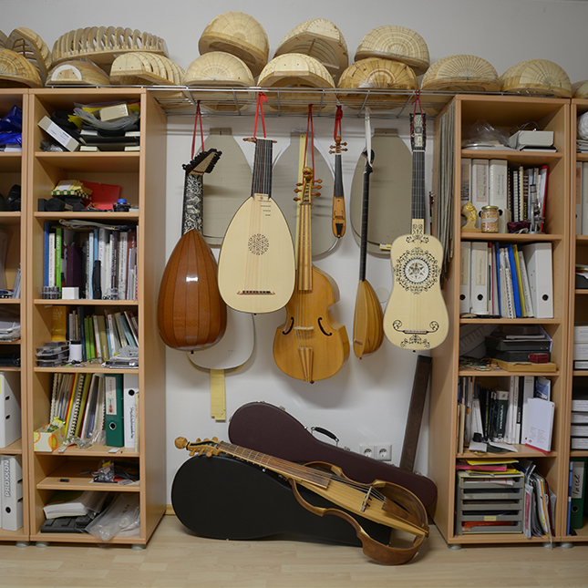 Unterschiedliche Lauten, Gamben und Gitarren in der Werkstatt - Different lutes, viols and guitars in my workshop